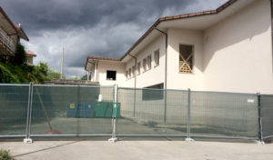 La scuola è ancora un cantiere: mancano gli infissi, la pitturazione e la sistemazione esterna