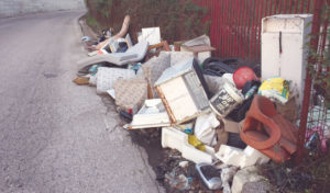 I rifiuti spesso ammassati davanti al cancello dell'ex discarica di via Tufaroloe