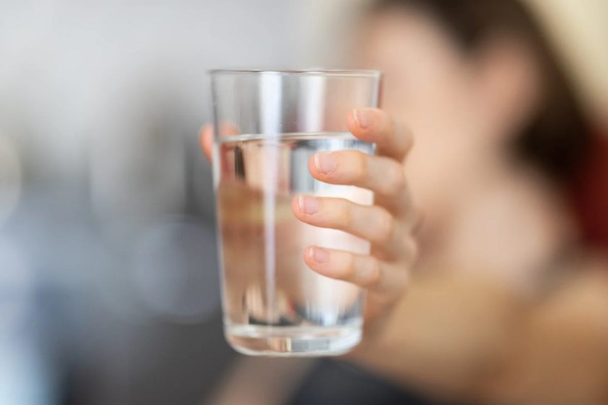 Bere due litri d'acqua al giorno