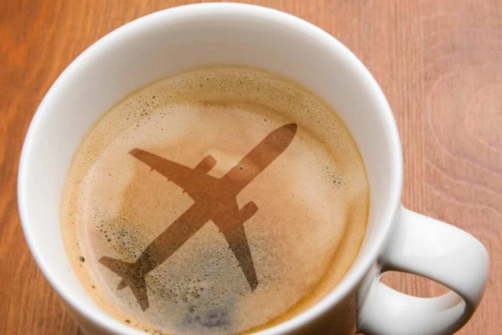 No caffè prima di un viaggio in aereo