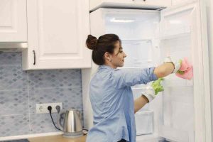 Frigo pulito e sicuro, scopri come disinfettarlo in modo naturale