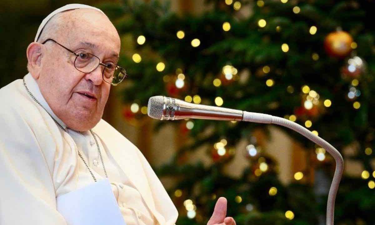 papa francesco letto d'ospedale